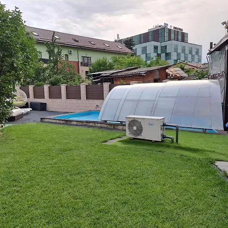 Bob & Pool Apartment