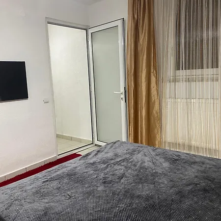 Bob & Pool Apartment *