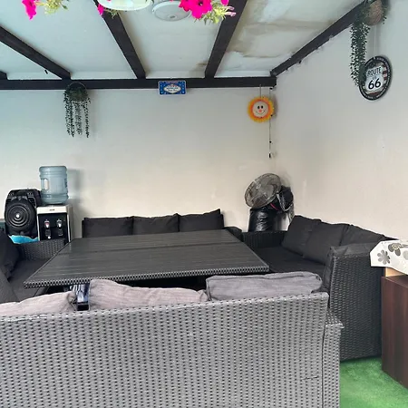 Bob & Pool Apartament *