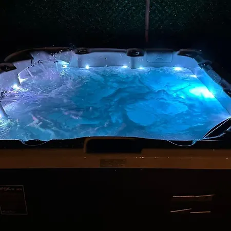 Bob & Pool Apartment